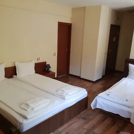 Family Fedora Otel