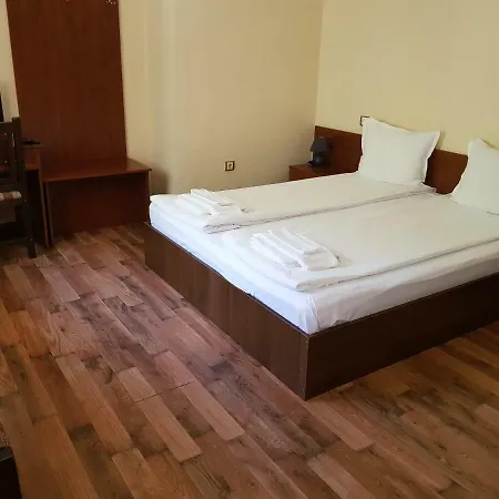 Family Fedora 2* Ribarica