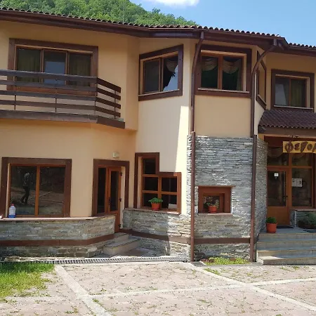 Family Fedora Otel